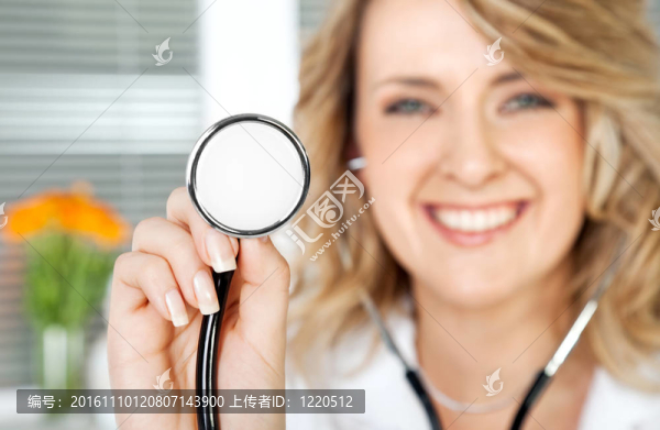 女醫(yī)生的聽診器