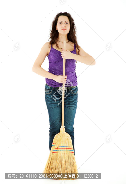 女人用掃帚