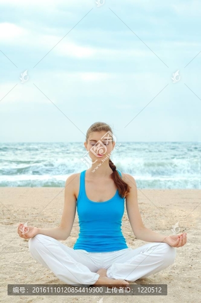 美麗女子在海灘上練習(xí)瑜伽