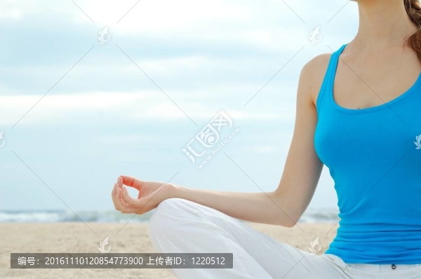美麗女子在海灘上練習(xí)瑜伽