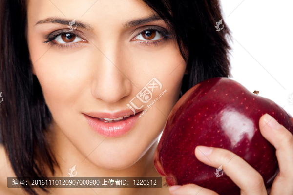 女抱著一個蘋果