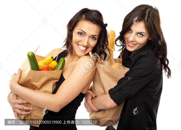 兩個婦女拿著雜貨