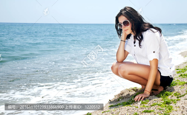 女人在海灘上