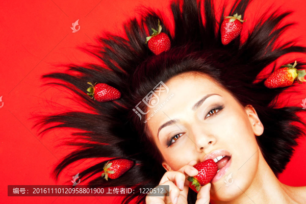 女人咬草莓嫩膚