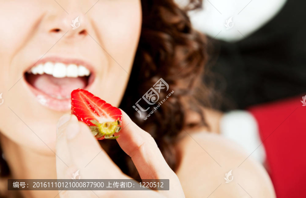 女人吃草莓