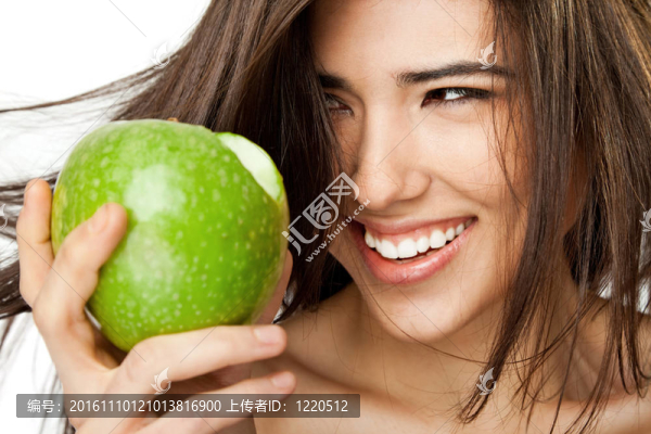 微笑的女性面對蘋果