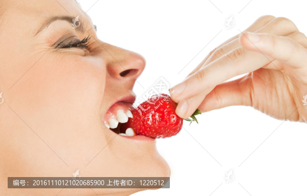 女人咬草莓