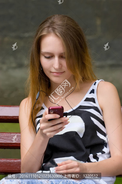 女孩聽MP3