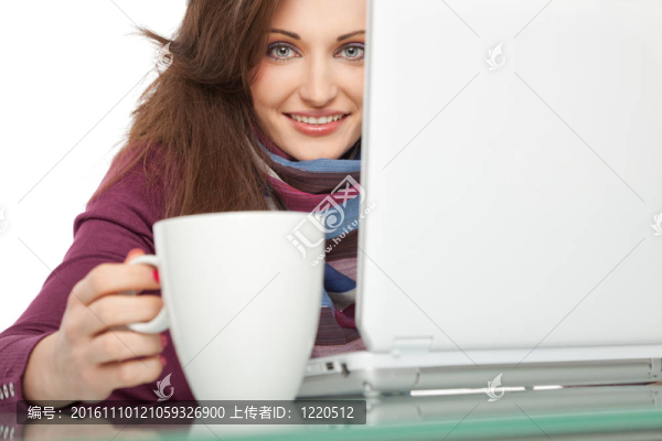 年輕的女人smilinglaptop