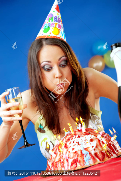 吹生日蠟燭的女人
