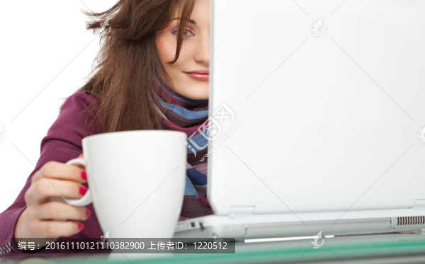 年輕女子杯筆記本電腦