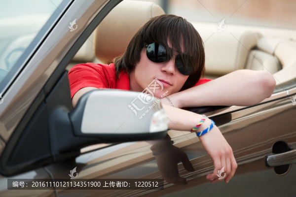 在敞篷車(chē)?yán)锏哪贻p人