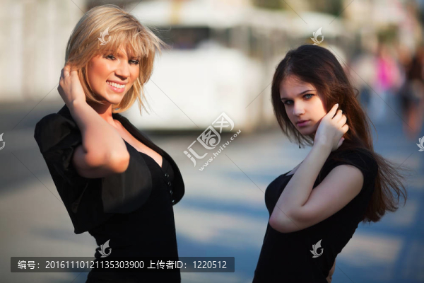一個城市街道上的兩個年輕女人