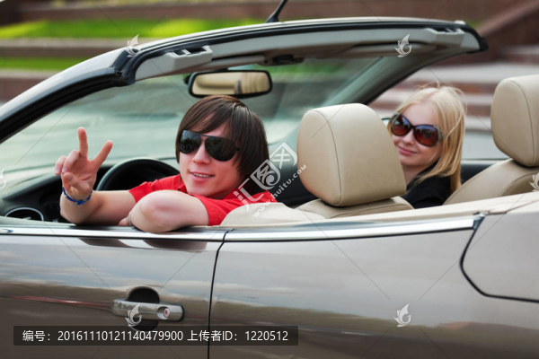 車里的年輕夫婦