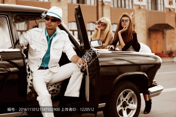 年輕人有一輛復古的車