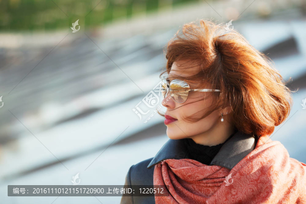 街上的美麗女人