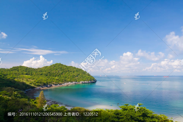 美麗的海岸左側(cè)和藍(lán)天在泰國(guó)地平線風(fēng)格