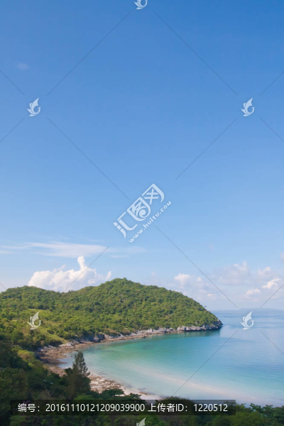 美麗的海岸在左邊和藍天在泰國