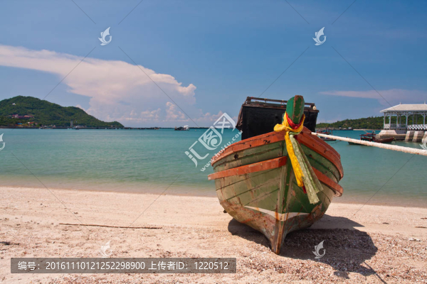 海灘上的木船，前面有藍天