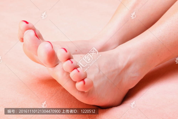 女人的腳指甲上紅色的毛巾