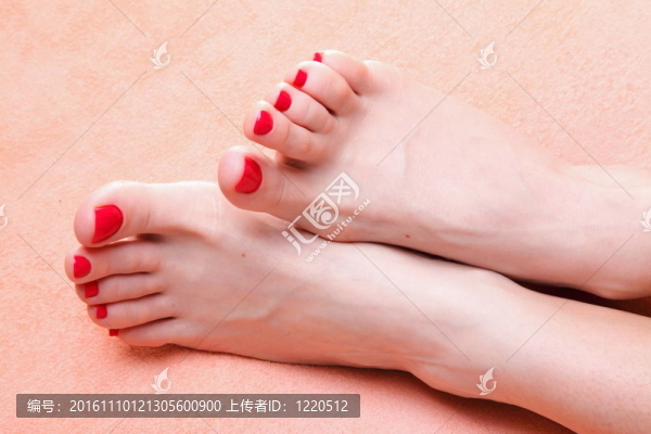 女人的腳指甲上紅色的毛巾