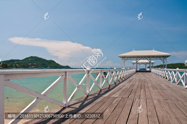 白橋在向海與藍(lán)天向右傾斜