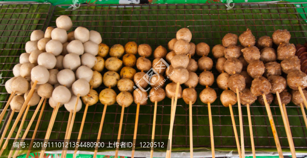 烤豬肉丸子用木棒