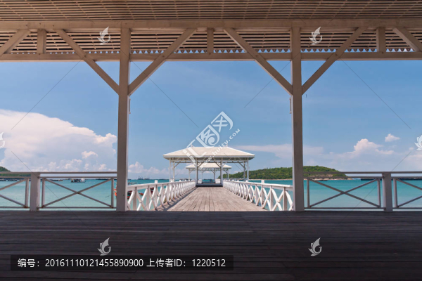 白橋在大海與藍(lán)天從里面