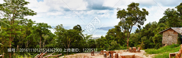 從熱帶海洋的山看