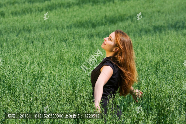 在一個領(lǐng)域里的快樂的年輕女人