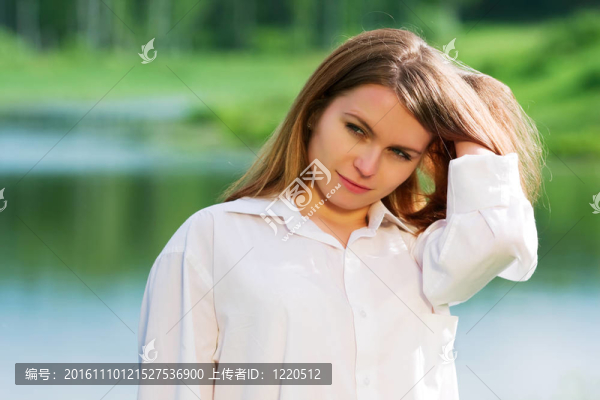 自然的年輕女人