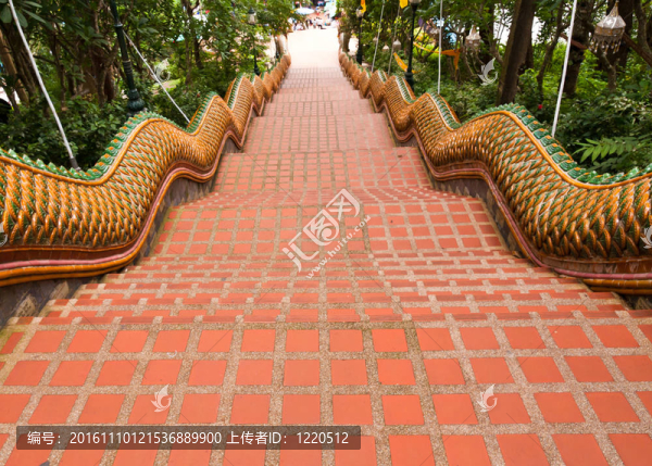 Naga從樓梯走下一prathat素帖