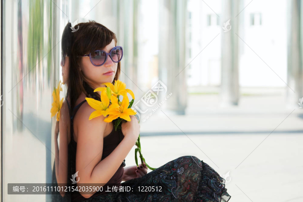 悲傷的年輕女人和莉莉