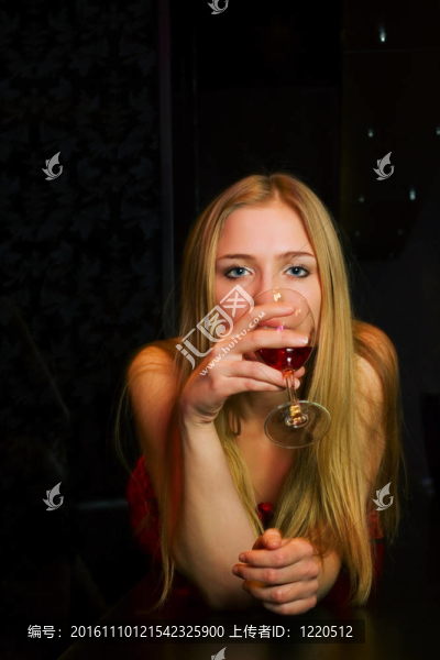 年輕的金發(fā)女人在酒吧