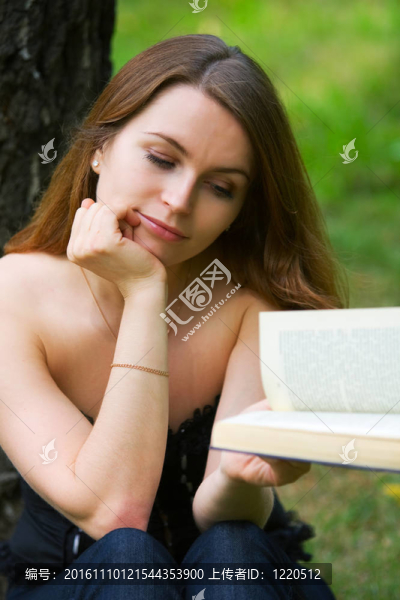 年輕的女人讀一本書