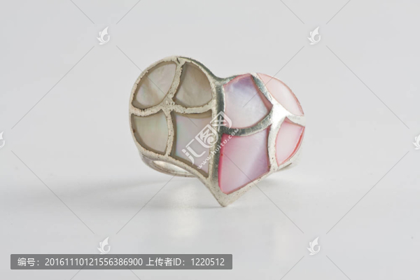 白色背景上的心形戒指