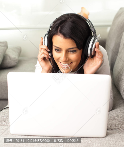 女孩聽音樂