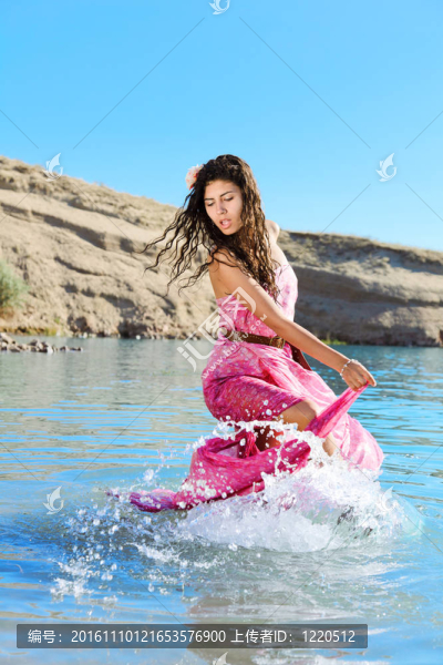 水中跳舞的女人