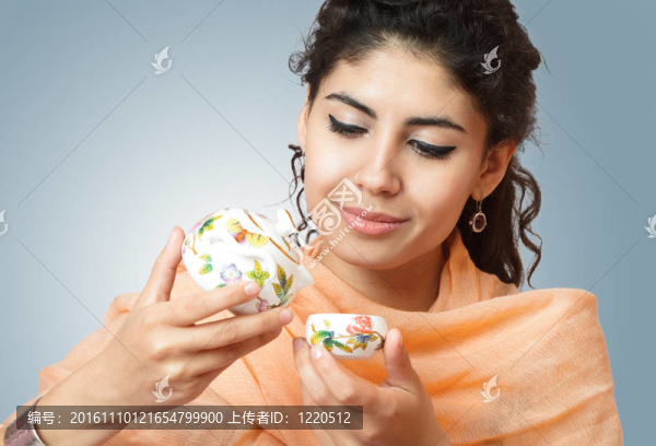 美麗的年輕女人茶