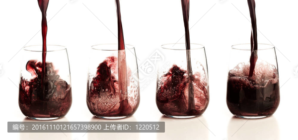 在玻璃上倒酒