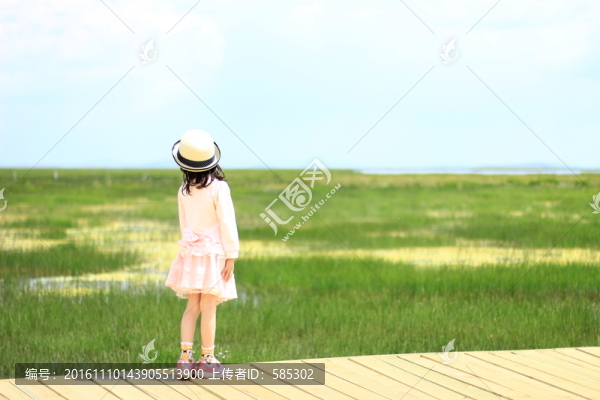 戴草帽的小女孩