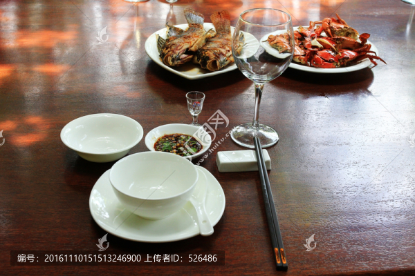 餐桌,餐具,菜肴