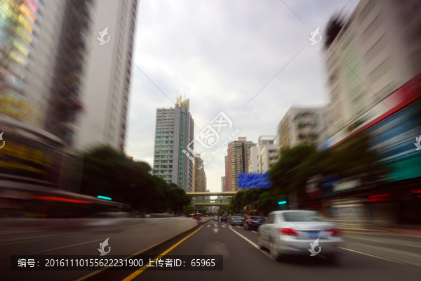 穿越城市道路