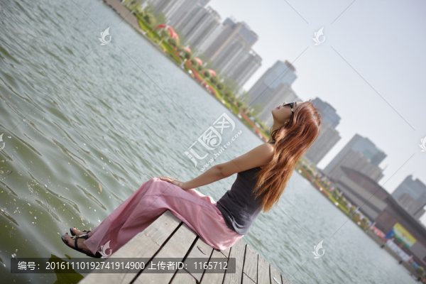 坐在河邊的少女