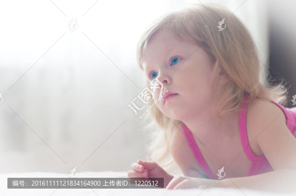 金發(fā)小女孩的肖像