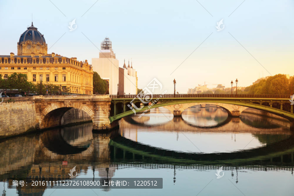 在巴黎的塞納河和橋；FR