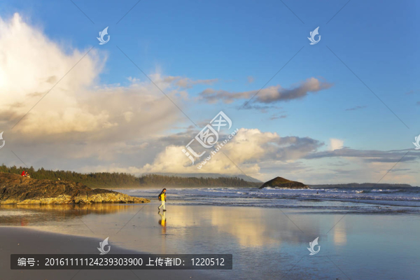 在海灘上散步。