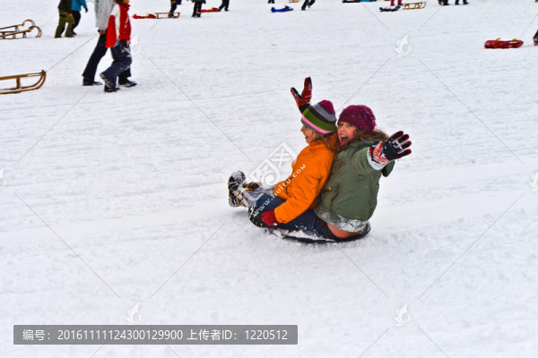 孩子們在雪地里玩得很開心