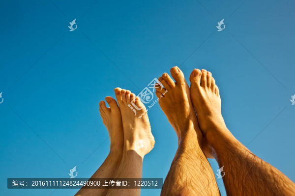 腿和腳的人和孩子的藍(lán)天