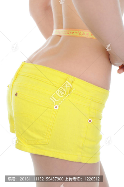 青年體育女子測量腰圍。